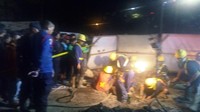 Proses evakuasi itu melibatkan pekerja proyek, petugas Damkar, dan polisi untuk pengamanan di lokasi.  (Eva Safitri/detikcom)