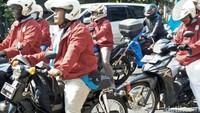 Iya ini semuanya adalah karyawan AHM. Kita tadi pagi mulai dari Cikarang, nanti ke Sunter dan berujung ke Monas. Aksi ini semuanya pakai motor Honda, kata salah satu anggota aksi saat berbincang bersama detikOto, Jakarta, Selasa (1/5/2018). Foto: Ruly Kurniawan/DetikOto