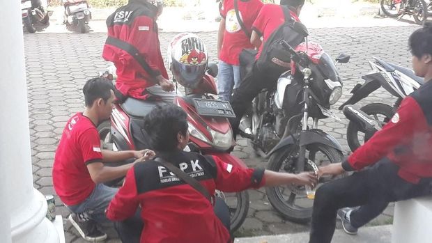 Rayakan May Day, Oknum Buruh Tenggak Miras Oplosan di Karawang