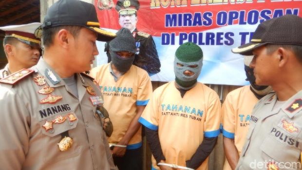 Para tersangka pengoplos miras arak diamankan/
