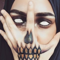 Kecintaannya terhadap make up tidak berhenti meski ia sudah berhijrah. Ia sering mengunggah foto-foto memakai make up unik di akun Instagram-nya @tasyasayeed. Ia pun memiliki fans yang senantiasa mendukungnya. Foto: Dok. Instagram Tasya Sayeed