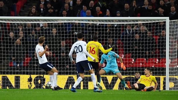 Harry Kane dengan mudah membobol gawang Watford.