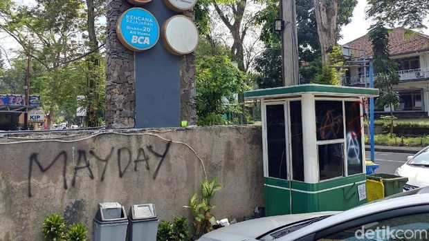 Massa Hari Buruh Corat-coret Rumah dan Pertokoan di Bandung