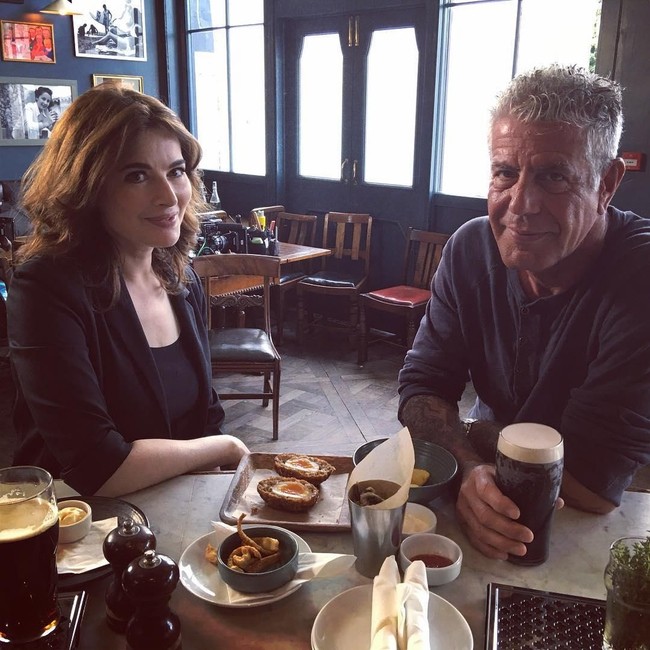 Anthony Bourdain Cicipi Babi Guling di Bali hingga Gaya Makan si Keren Billy Davidson