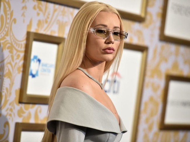 Rapper berusia 25 tahun ini dikabarkan melakukan sejumlah prosedur pada wajahnya. Iggy Azalea disebut-sebut operasi plastik untuk memancungkan hidung dan memasang implan pada dagunya. Dalam wawancara dengan Seventeen, Iggy pun akhirnya mengakui semuanya. “Aku tidak akan membantahnya. Operasi plastik itu sebuah perjalanan emosional,” ujarnya. Foto: Dok. Getty Images