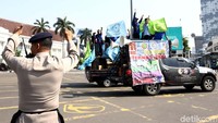 Sebuah mobil komando yang membawa milik buruh berdatangan.
