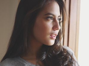 Foto: Deretan Gaya Simpel Tapi Memikat Pevita Pearce Hanya Pakai Kaus