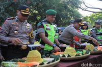 Saat Polisi Kabupaten Bandung Suapi Buruh Tumpeng Sebelum Demo
