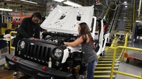 Meski model JK Wrangler telah berhenti produksi, bisa dipastikan bakal ada penerusnya. Model terbaru Wrangler ini akan memiliki kode JT dan JTU, yang diharapkan tiba di pasar Amerika pada April 2019. Foto: Pool (Autoevolution)
