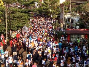 May Day, Buruh di Semarang Ikut Jalan Sehat Berhadiah Mobil