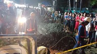 Lokasi terperosoknya Tarno sudah dikelilingi garis batas polisi. (Eva Safitri/detikcom)