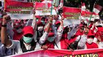 Buruh Menyemut di Patung Kuda