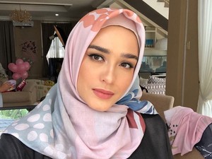 Cantiknya Yasmine Wildblood Berhijab, Bikin Mantan Terkesima?