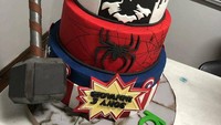 Kue bertingkat 4 buatan @facsantos ini menggambarkan tema masing-masing superhero. Mulai dari Captain America, Spider-Man, Batman, sampai Hulk. Eits, ada palu milik Thor juga nih. Foto: Istimewa