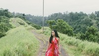 Wanita cantik ini tak hanya menikmati keindahan pantai di Pulau Dewata, tapi juga jalan-jalan ke Bukit Campuhan di Ubud (pangployvarin/Instagram)