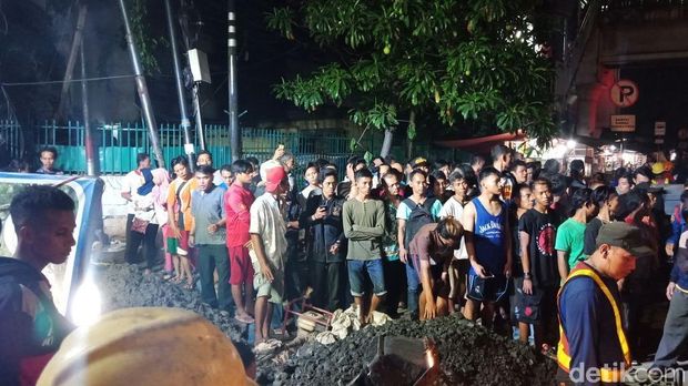 Evakuasi Pekerja yang Terperosok Gorong-gorong Jadi Tontonan Warga