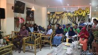 Foto: Peringatan Hari Buruh di Kota Ambon, Maluku, digelar tanpa adanya unjuk rasa massa buruh. Perwakilan 11 organisasi buruh di Maluku memilih memperingati May Day dengan berdialog bersama Polda Maluku. (Muallimin Abas-detikcom)