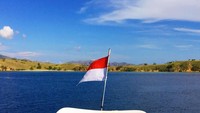 Saat mengelilingi pulau Komodo, Melissa memilih nasi goreng gurih dengan dua telur mata sapi sebagai menu makan siangnya di atas kapal. Foto: Instagram @girleatworld