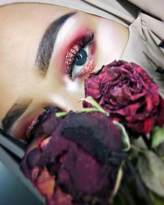 Nama Tasya Sayeed jadi viral karena tampil mengenakan niqab dengan riasan mata yang mencolok. Beauty vlogger itu memutuskan untuk tampil berniqab sejak tahun 2017. Foto: Dok. Instagram Tasya Sayeed