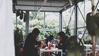 Para staf di sini pakai jubah putih seperti di lab. Mereka ramah lho. Ajak teman datang ke sini dan bersantai. Pasti seru ya! Foto: Instagram @sejiwacoffee