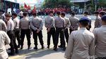 Menuju Bundaran HI, Massa Buruh Dihadang Polisi