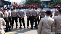 Polisi menghadang massa yang akan bergeran ke Bundaran HI.