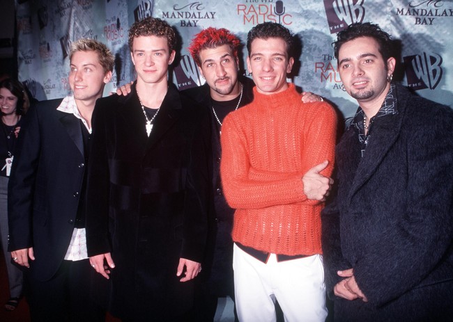 Lama tak terdengar kabarnya, Nsync, grup vokal pria yang populer di awal 2000-an kembali menjadi sorotan. Kemarin, Senin (30/4/2018), mereka mendapat penghargaan Hollywood Walk of Fame. Begini tampang mereka di akhir 1999. Foto: Dok. Getty Images