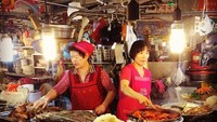 Makan di pasar jadi pilihan Anthony saat menyambangi ibukota Korea Selatan, Seoul. Terlihat ada ttoeboekki hingga odeng di sana. Foto: instagram @anthonybourdain