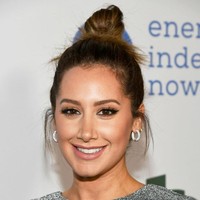 Ashley Tisdale. Aktris yang populer lewat film High School Musical ini sangat terbuka dengan rhinoplasty, atau operasi hidung yang dilakukannya pada 2007. Ashley mengaku operasi tersebut tak semata-mata untuk mempercantik wajahnya tapi karena alasan kesehatan. Wanita 31 tahun ini mengatakan, dinding penyekat atau septum diantara kedua lubang hidungnya sedikit bengkok sehingga membuatnya kesulitan bernapas. Foto: Dok. Getty Images