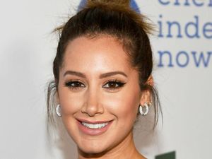 Ashley Tisdale Beli 400 Buku untuk Pemotretan, Netizen: Menyedihkan Sekali
