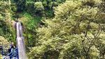 Tempat Asyik Leyeh-leyeh di Bandung, Depannya Air Terjun