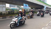 Penuh semangat pemotor mengepalkan tangannya menyerayakan semangat untuk memperiati May Day 2018. Foto: M. Luthfi Andika