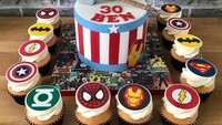 @dottiebeesbakery membuat cake Avengers dengan pelengkap cupcake di sekelilingnya. Bisa jadi inspirasi kue ulang tahun nih!  Foto: Istimewa