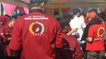 Foto: Kado Ganti Oli Gratis untuk Buruh Bekasi Saat May Day