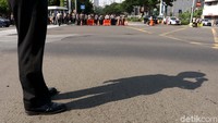 Lalu lintas dari Jl. Gajah Mada menuju Jl. Majapahit atau mengarah ke Istana dialihkan.