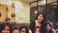 Empat tahun yang lalu Gista sering nongkrong bareng teman-temannya. Kafe yang cozy jadi pilihan tempat makan mereka. Foto: Instagram @gistaputri