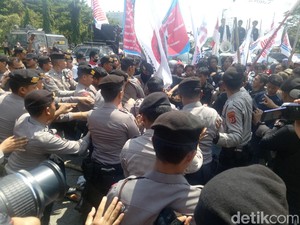 May Day di Makassar Ricuh, Buruh dan Polisi Saling Dorong