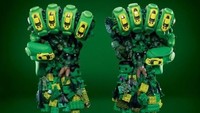 Tangan besar berwarna hijau, sudah bisa ditebak ini adalah milik superhero yang hobi mengamuk, Hulk. Tangan ini dibuat dari susunan lego, mobil mainan, hingga karaker mini dari Hulk sendiri. Inhabitat/Istimewa.