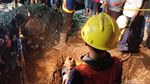 Foto Proses Evakuasi Pekerja Terperosok Gorong-gorong di Pluit