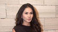 Ia tampak cantik mengenakan gaun panjang berwarna hitam.  Foto: Noel/ detikHOT