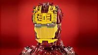 Karakter Ironman ini tampak realistis seperti di film. Tapi siapa sangka dia dibuat dari susunan kaleng-kaleng minuman, pensil kayu, hingga mobil-mobilan. Inhabitat/Istimewa.