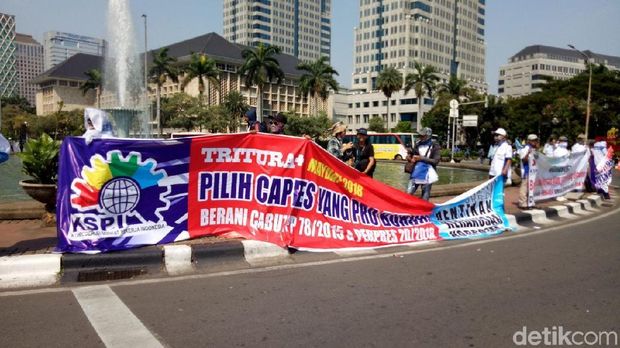 Spanduk #2019GantiPresiden Muncul di Aksi Mayday Monas