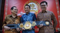 Ketua Umum Permatanin Andaka Narjadin memberikan apresiasi yang sebesar-besarnya kepada Daud Yordan yang telah mengharumkan nama bangsa usai memenangkan pertandingan tinju melawan petinju asal Rusia Pavel Malikov beberapa waktu lalu. Foto: dok. Daud Yordan