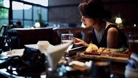 Ia sedang berada di sebuah restoran mewah di bilangan Jakarta yang terkenal punya sajian steak yang lezat. Sepertinya dihadapannya itu tersaji sebuah steak. Tapi ia malah sibuk membaca, baca script untuk shooting atau baca buku menu, ya itu? Mukanya serius banget.  Foto: Instagram @gistaputri