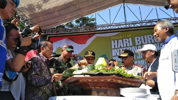 Pakde Karwo Temui Massa Buruh, Bicara Upah dan Potong Tumpeng