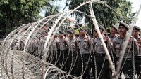 Polisi membentuk barikade.