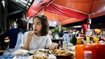 Cantiknya Gista Putri Saat Sedang Berpose dengan Makanan