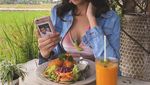 Sempat Jadi Selebgram Kontroversi, Begini 10 Gaya Anya Geraldine Saat Cicip Makanan Enak