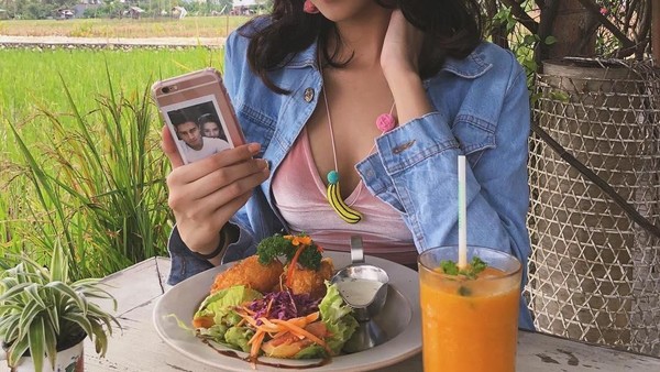 Sempat Jadi Selebgram Kontroversi, Begini 10 Gaya Anya Geraldine Saat Cicip Makanan Enak
