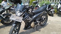 Suzuki Satria juga kerap dipilih menjadi kendaraan para buruh di May Day. Foto: Ruly Kurniawan